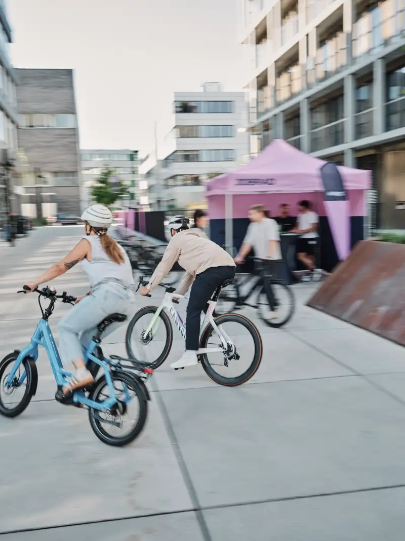 Einige Radlerinnen auf Probefahrt am Demoday