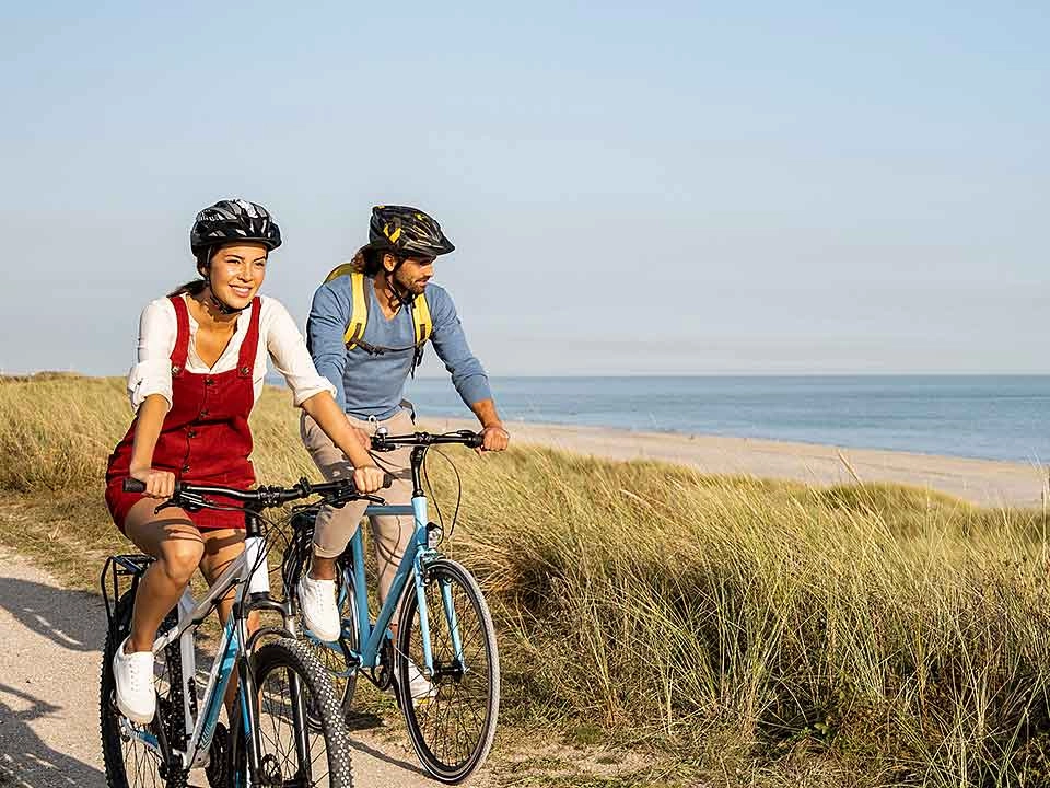 Freizeit-radeln auf dem Deich