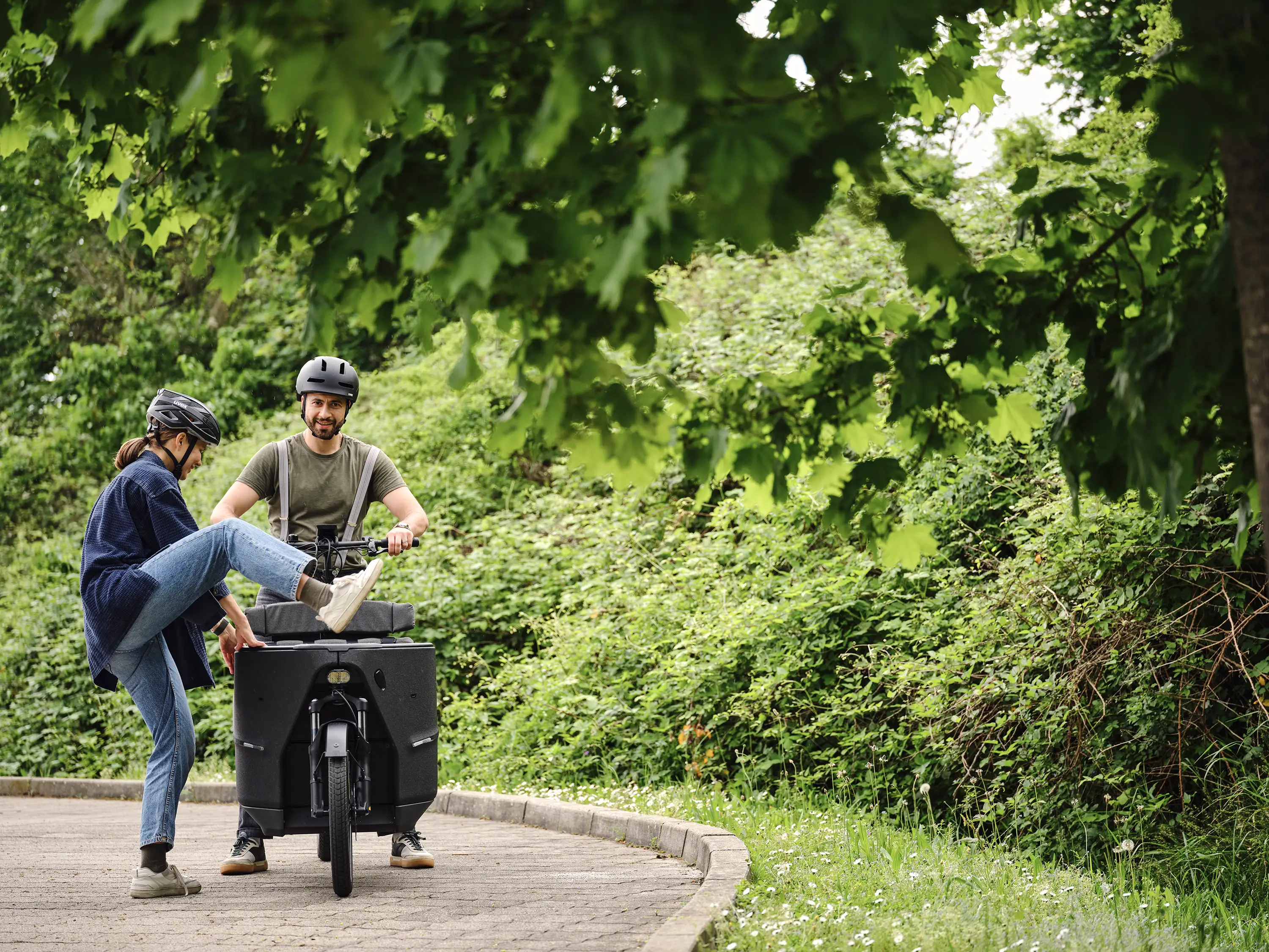 Beifahrerin steigt ins Lastenrad